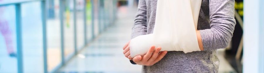 Woman shopper with arm injury