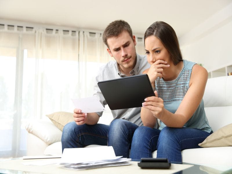 Image of worried couple with laptop